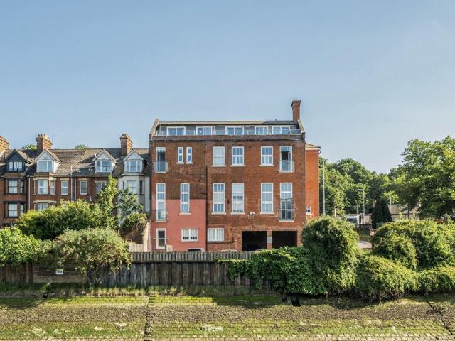 Flat for sale in Key Street, Suffolk