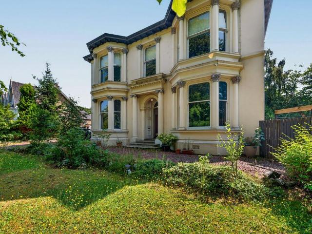 Flat for sale in Pollokshields, Scotland