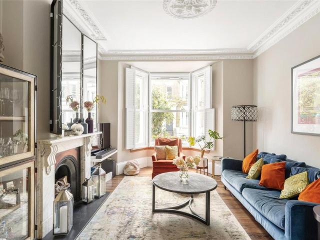 Flat for sale in Oval, Greater London