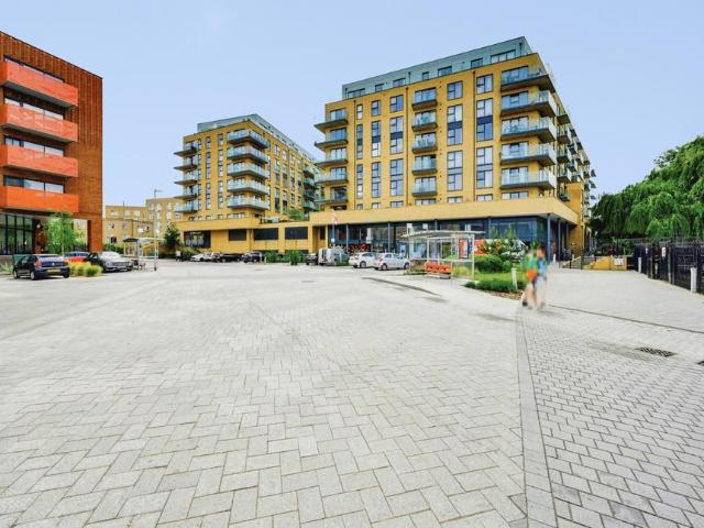 Flat for sale in Monks Orchard, Kent