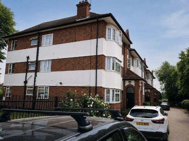 Flat for sale in Lane, Greater London