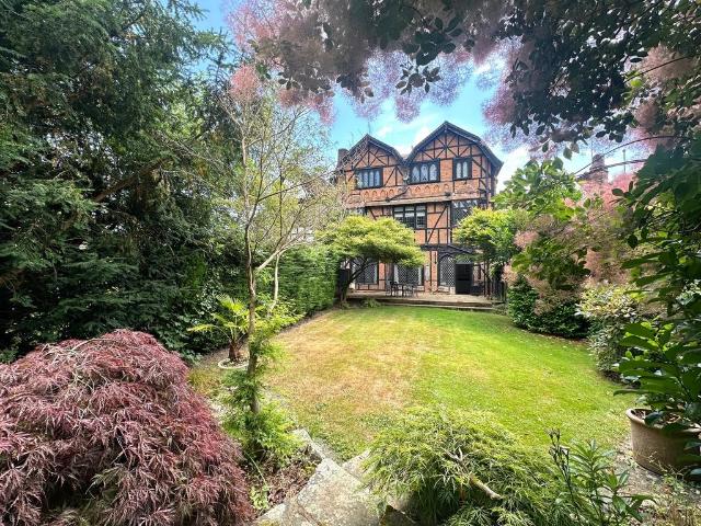 Flat for sale in Bucks Hill, Batchworth