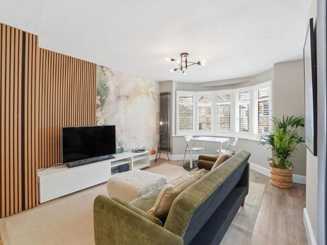 Flat for sale in New Malden, Greater London