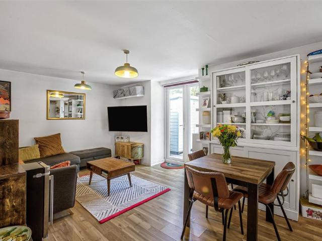 Flat for sale in Furzedown, Greater London