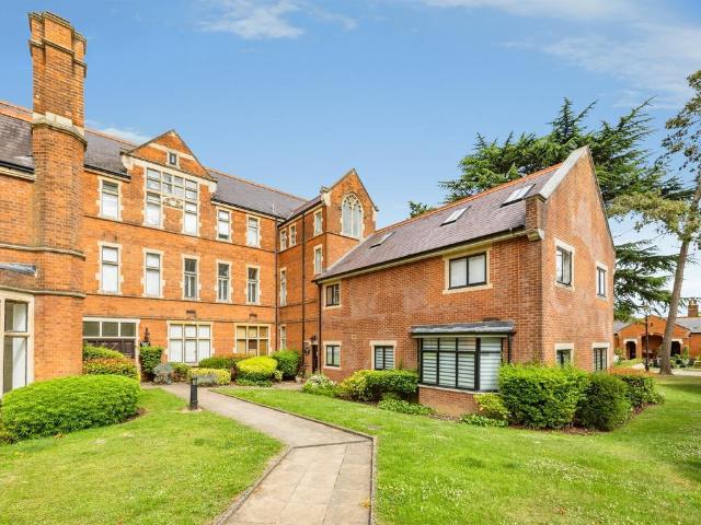 Flat for sale in Connaught Park, Bushey