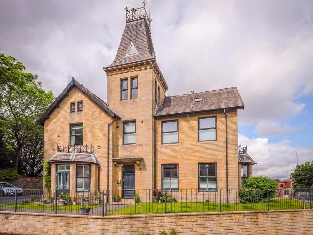 Flat for sale in West Yorkshire