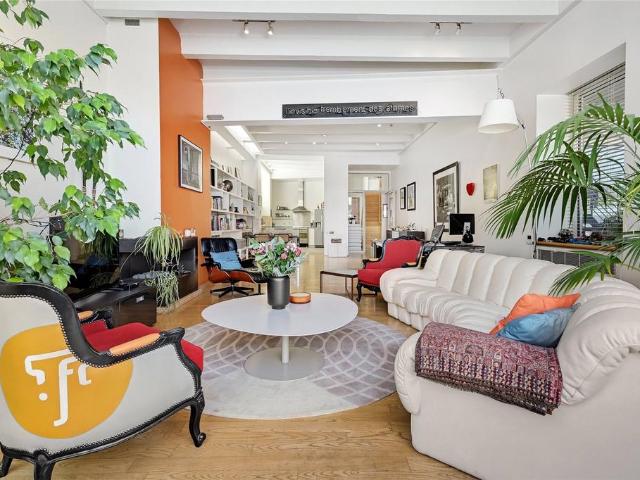 Flat for sale in Seven Dials, Greater London