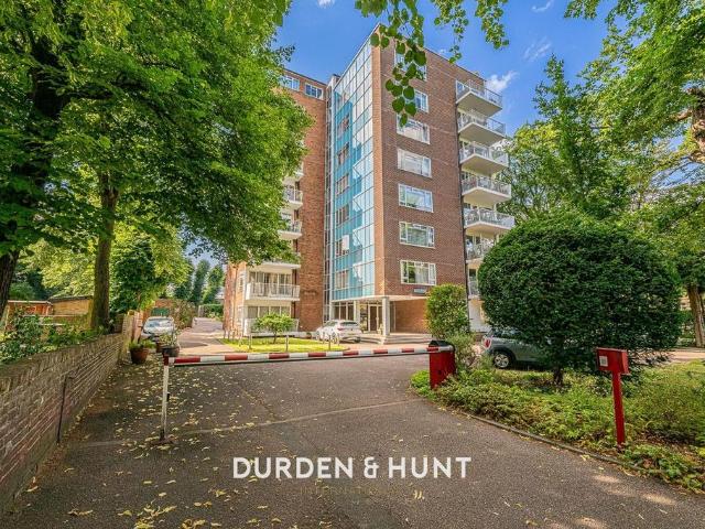 Flat for sale in Snaresbrook, Greater London