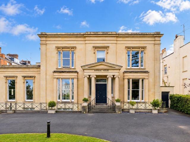 Flat for sale in Montpellier, Cheltenham