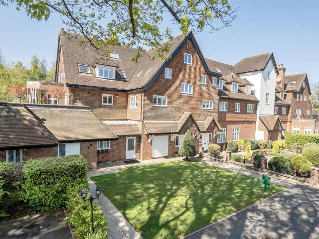 Flat for sale in Red Hill, Surrey