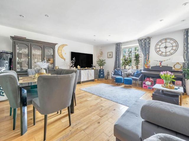 Flat for sale in Kensington, Greater London