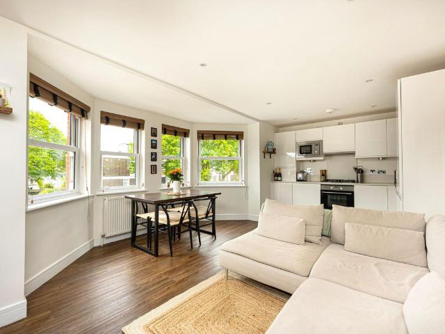 Flat for sale in Streatham, Greater London