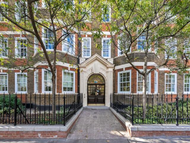 Flat for sale in St. John's Wood, Greater London