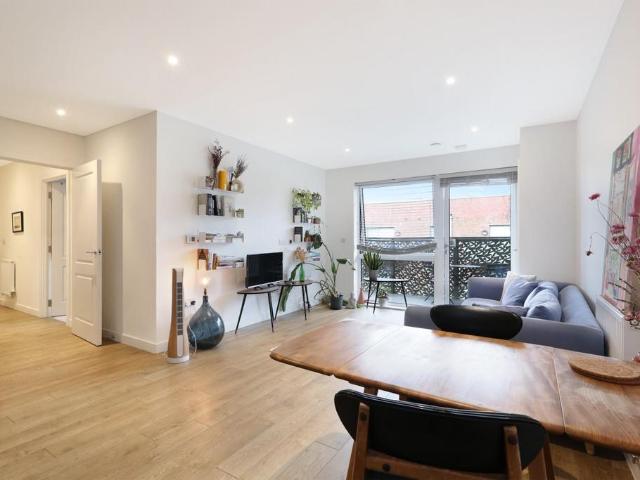 Flat for sale in Camberwell, Greater London