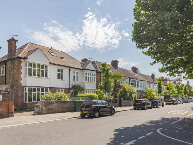 Flat for sale in North Kensington, Greater London