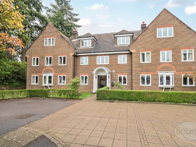 Flat for sale in Fole, Surrey