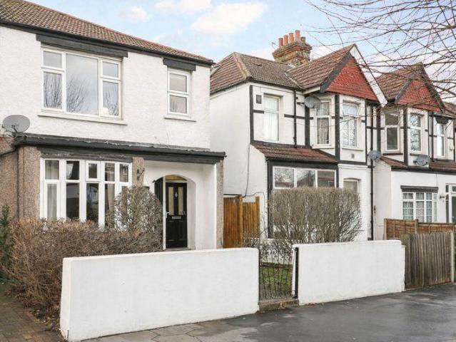 Flat for sale in London Borough of Croydon, Purley