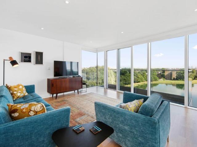 Flat for sale in Stamford Hill, Greater London