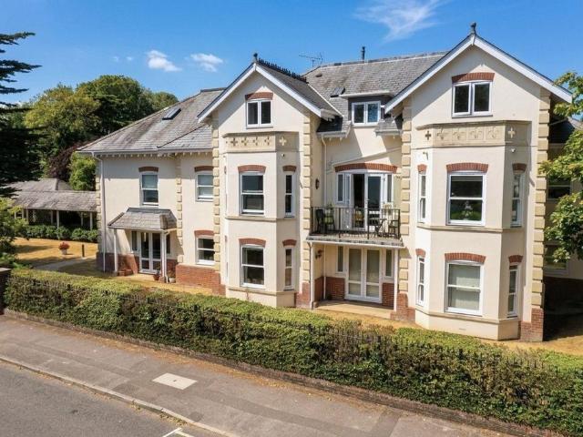 Flat for sale in Canford Cliffs, Poole