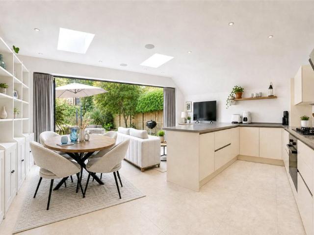 Flat for sale in Fulham, Greater London