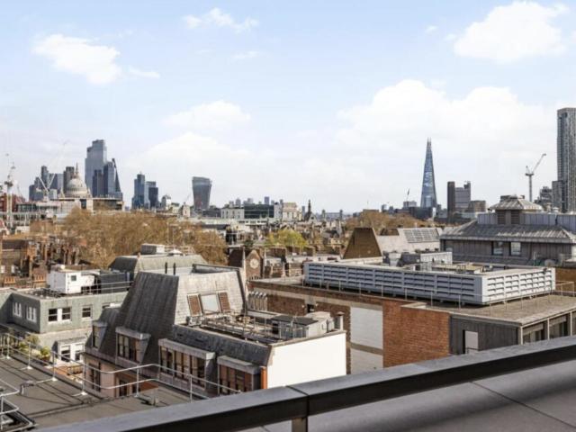 Flat for sale in St Clement Danes, Greater London