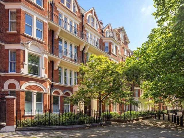 Flat for sale in St. John's Wood, Greater London