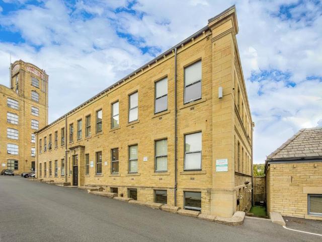 Flat for sale in Batley, West Yorkshire