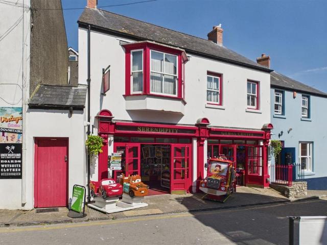 Flat for sale in Tenby, Wales