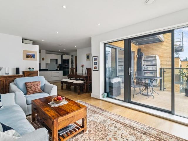 Flat for sale in Wandsworth, Greater London