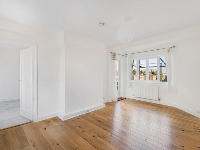 Flat for sale in Strand-on-the-Green, Greater London