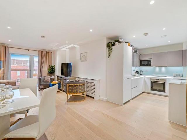 Flat for sale in Brent Cross, Greater London