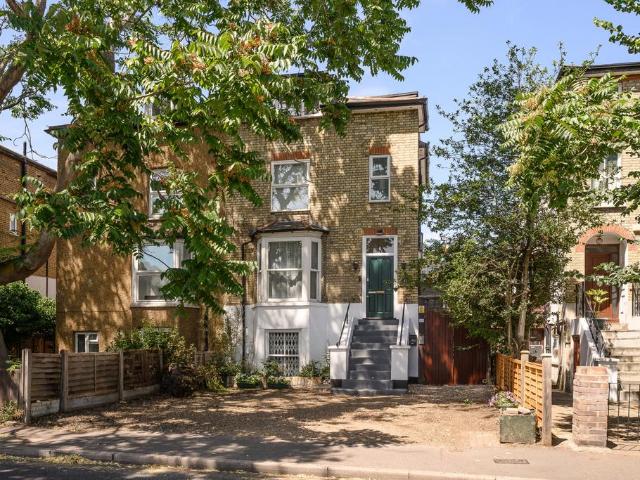Flat for sale in London Borough of Merton, Merton Park