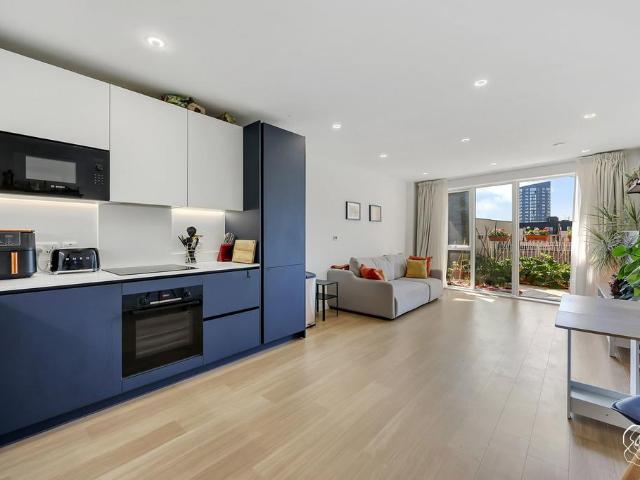 Flat for sale in Stratford Marsh, Greater London