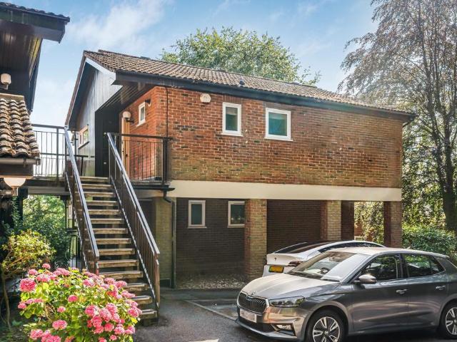 Flat for sale in Hillview, Surrey