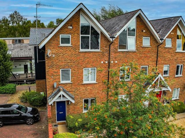 Flat for sale in Pouchen End, Hertfordshire