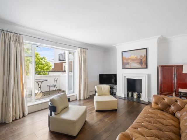 Flat for sale in South Kensington, Greater London