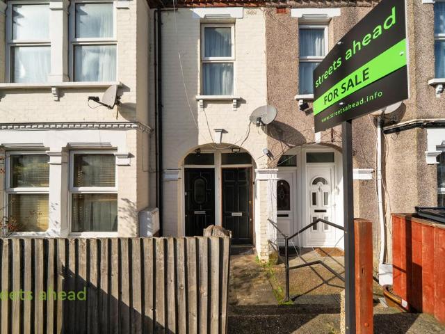Flat for sale in London Borough of Croydon, Thornton Heath