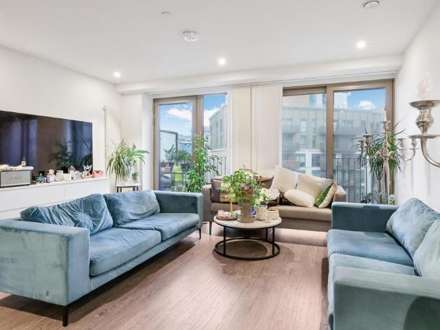 Flat for sale in Canning Town, Greater London