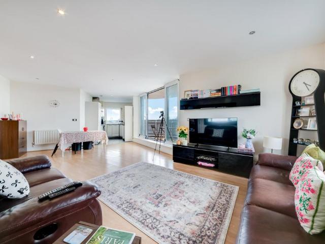 Flat for sale in Silvertown, Greater London
