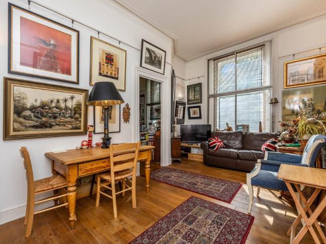 Flat for sale in Earl's Court, Greater London