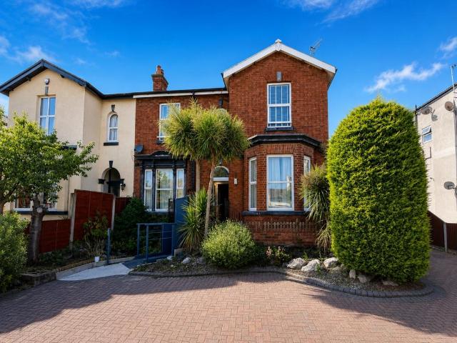 Flat for sale in Southport, Sefton