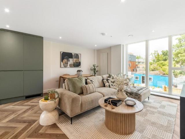 Flat for sale in London Borough of Lewisham, Lower Sydenham