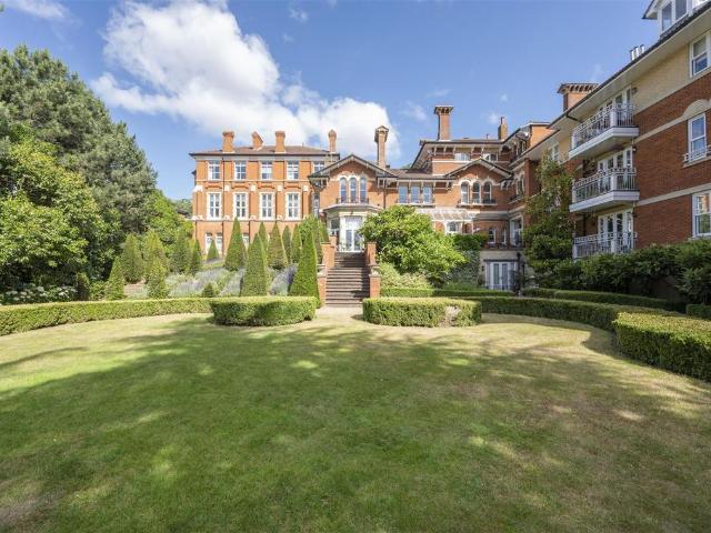 Flat for sale in London Borough of Merton, Raynes Park