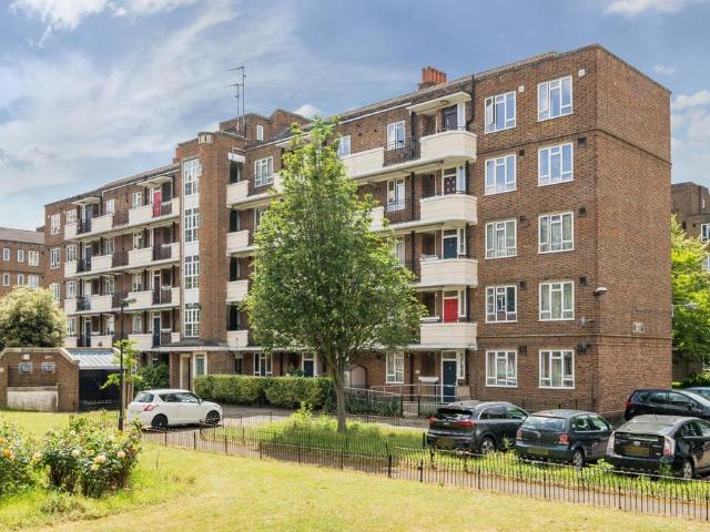 Flat for sale in Vauxhall, Greater London