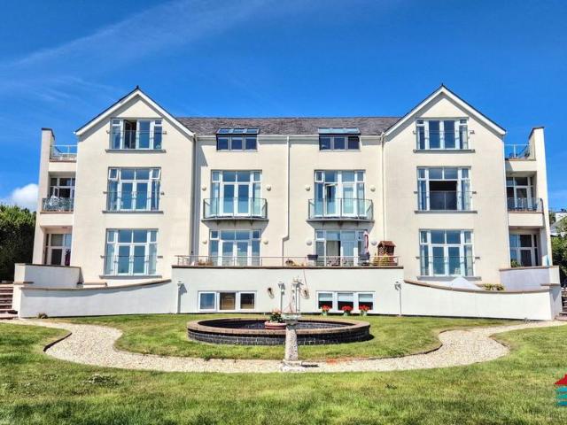 Flat for sale in Pwllheli