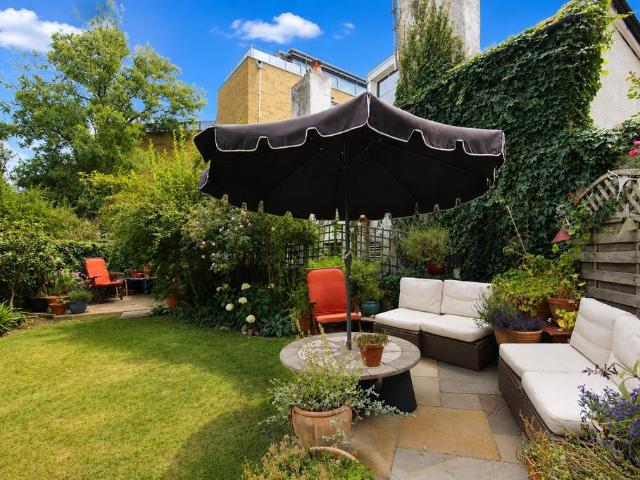 Flat for sale in Hotwells, Feckenham