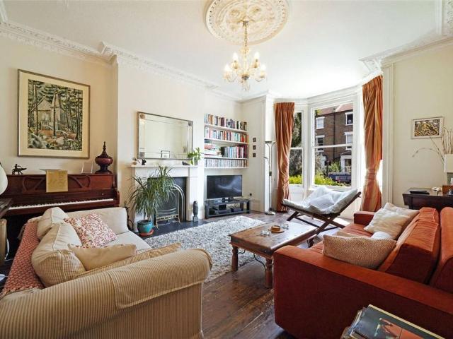 Flat for sale in Archway, Greater London