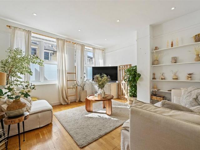 Flat for sale in Shepherd's Bush, Greater London