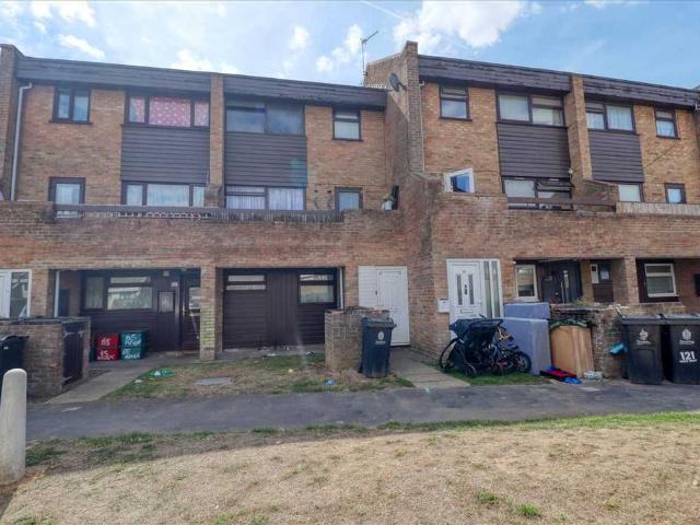 Flat for sale in Dale Hill, Essex