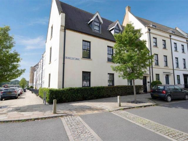 Flat for sale in Upton